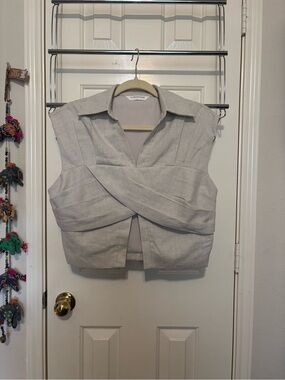 NWOT Commense Light Beige Sleeveless Twist-Front Collared Crop Top